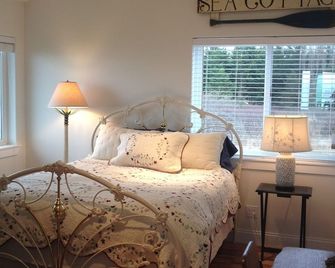 Beach Cottage Getaway-Dog Friendly! - Sequim - Bedroom