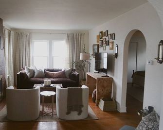 The Dover - 3 bedroom Storybook house - Findlay - Oturma odası