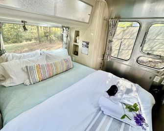 Airstream in Wine Country Hot Tub Extra Cost - Orrtanna - Bedroom