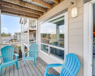 Westport Condo w/ Saltwater Pool: Steps to Beach! - Westport - Balcony