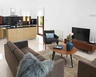 Villa Axis - Three Bedroom Resort, Sleeps 6 - Kouklia - Wohnzimmer
