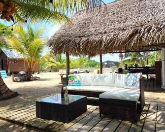 Beachfront surrounded by lush natural jungle. Snorkle from shore manatee watch - Monkey River Town - Patio