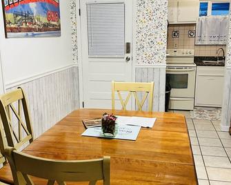 Cozy home ready for comfy stay! Walking distance to Franciscan, shops, etc. - Steubenville - Jídelna