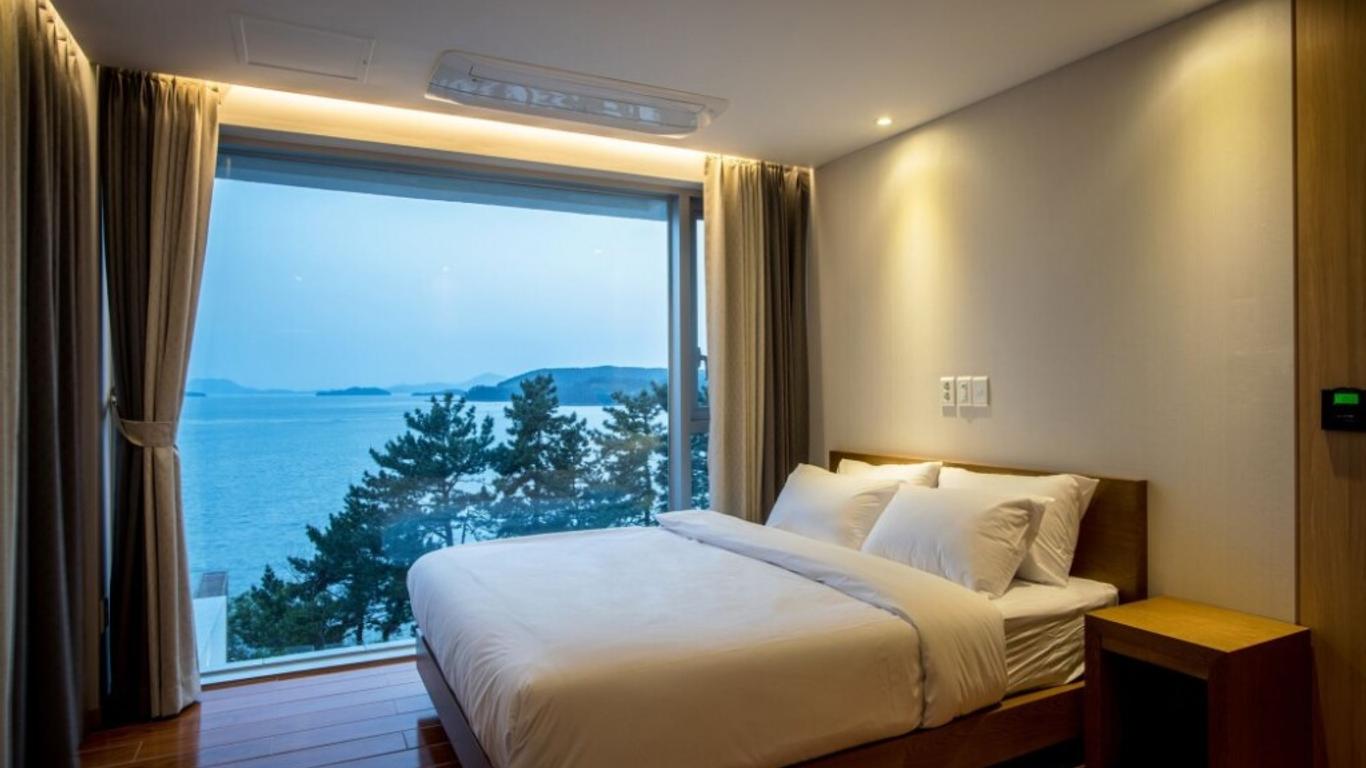 La Terrace Club Hotel & Villa