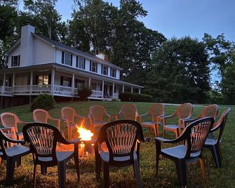 Restful Rustic Farmhouse on Lake Cumberland - Jamestown - Patio
