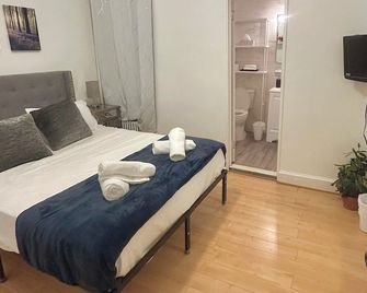 Cozy 1-Bedroom Apartment in Brooklyn Near Williamsburg - ברוקלין - חדר שינה