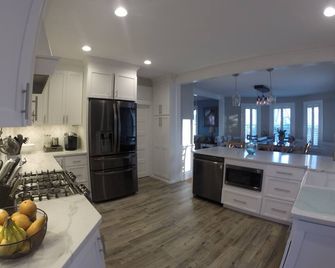 Private Waterfront Home in Warwick Neck on Narragansett Bay! - Warwick - Kitchen