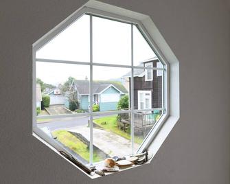 Kids welcome! 1/2 block to beach. King bed, Pack 'n Play, NO PET FEE!! - Seaside - Balcony