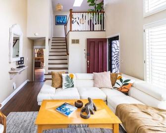 Resort style back yard heated pool and spa - Encinitas - Living room