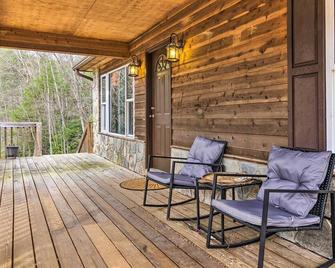 Fire Pit and Mtn Views Charming Marion Cabin! - Marion - Patio