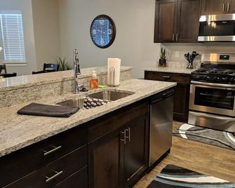 Beautiful 3 Bedroom Townhouse, 10 Mins to Logan. - Hyrum - Kitchen