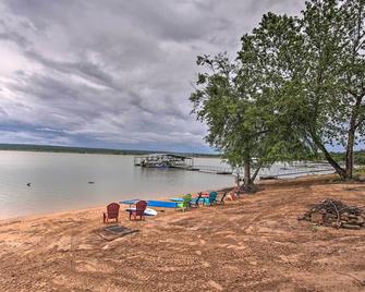 Lakefront Home with Private Beach Access! - Eufaula - Bedroom