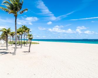 Holiday Inn Express & Suites Fort Lauderdale Airport South - Dania Beach - Playa