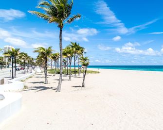 Holiday Inn Express & Suites Fort Lauderdale Airport South By IHG - Dania Beach - Strand
