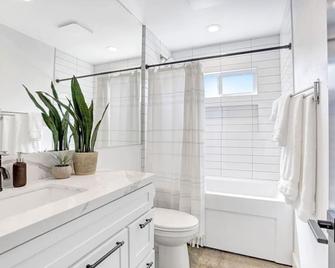 Bohemia Casa! Family&Pet friendly.3mi to the beach - San Juan Capistrano - Bathroom