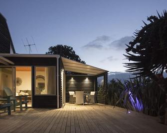 Chester Cottage Beachfront - Oakura - Vista del exterior