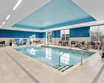 Hampton Inn By Hilton Cornwall - Cornwall - Piscina