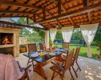 Three-Bedroom Holiday Home In Sv,lovrec - Stifanići - Patio
