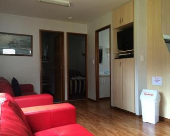 Smugglers Cove Holiday Village - Forster - Living room