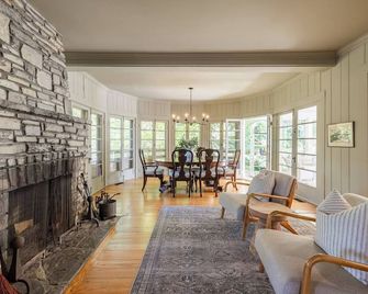 Lakefront Getaway w/ Private Nordic Spa, Sauna + Hot tub, Seasonal Heated Pool! - Fort Erie - Living room