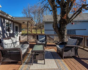 5 miles from New Paltz, close to Vassar, SUNY ideal for weddings and graduations - Clintondale - Balkon