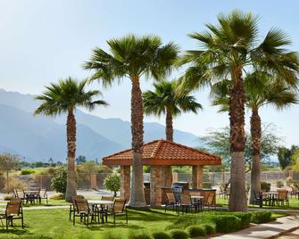 Homewood Suites by Hilton Cathedral City Palm Springs - Cathedral City - Innenhof