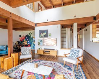 Stylish Deception Pass Retreat With Bay - La Conner - Wohnzimmer