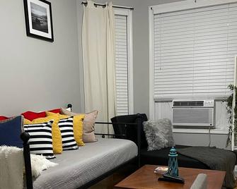 Logan Square: Chic, Comfy 1st Floor 2 Bdrm Apt! Parking Incld! - Chicago - Living room