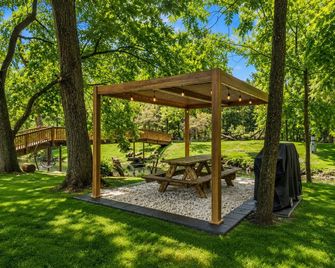 Creek Retreat on 1 acre / Game Room / Fire Pit - Matteson - Terasa