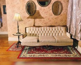 Spanish-Town Duplex - Downtown/Baton Rouge, La - Baton Rouge - Living room