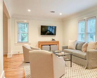 Remodeled Upstairs Apart. with Lake Views, Half Mile to Beaches, Prime Location - Port Huron - Living room