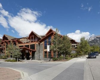 Star Suite -Luxurious condo with 3 fireplaces, and open Pool! - Canmore - Edificio