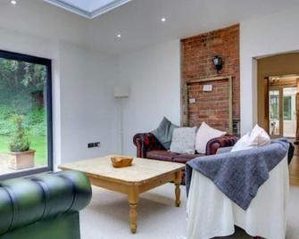 Beautiful Rambling Cottage for 14 in Nottinghamshire - Ollerton - Living room