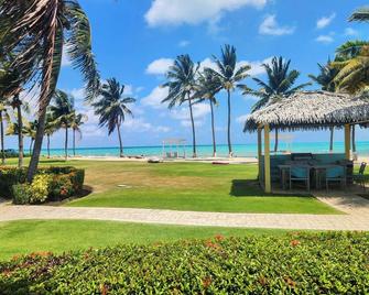 Relaxing Studio w/ Resort Views, Pool Access & Bar - Perfect for Couples - West Bay - Patio