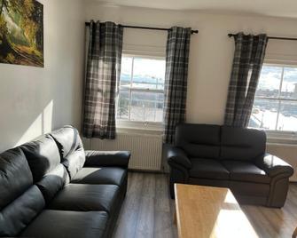 Entire Two Double Bedrooms Flat with River Yare View H6 - Great Yarmouth - Living room