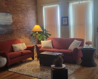 Charming Downtown Boutique loft- located in the Historic River District - Ozark - Living room