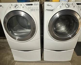 Yellow House with the Red Door - 5 minute drive to Catoosa Hardrock Casino! - Tulsa - Tiện nghi giặt ủi