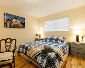 You will love the views of the ocean & location 7 min beach and 15 min Carmel - Seaside - Schlafzimmer