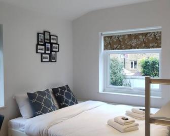 Chic semi-detached house with a private garden, SE - London - Bedroom