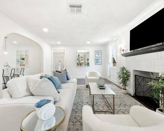 Cozy West Palm Beach Home l 10min to Municipal Beach and more! - West Palm Beach - Sala de estar
