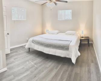 Blue Bungalow With King Bed By The Lake - Gainesville - Bedroom