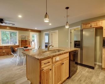 Cozy Goode Cabin w/ Deck ~ 17 Mi to Lynchburg - Goode - Kitchen