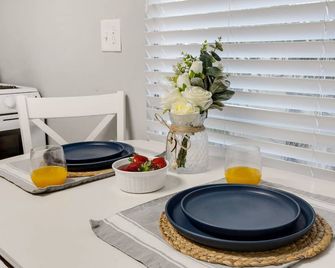 Beachcomber Beach Casita - Steps to The Sand! - Clearwater Beach - Dining room