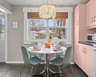 That 70's Show | 2 Bed Retro Getaway | Bbq & More! - Drumheller - Dining room