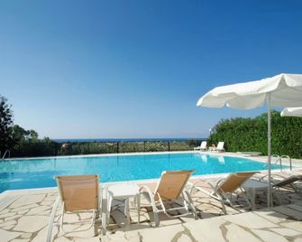 Smart studios and apartments close to the sea with large pool and amazing view - Acharavi - Pool