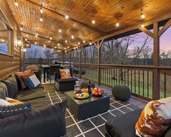 Mountain Mama Cabin Luxury Getaway on NR Gorge Rim! Hot+Cold Tubs/Sauna/Games - Lansing - Balkon