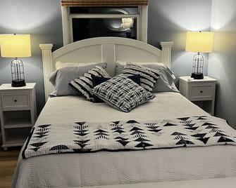 Cozy Cottage on Lake Dalecarlia - Lowell - Bedroom