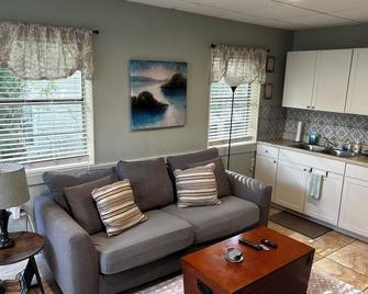 Private, Charming apartment in historic District - Ocala - Living room