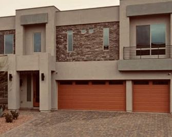 Contemporary home, 3952SF of living space, open floorplan w/pool on a cul-de-sac - Enterprise - Edificio