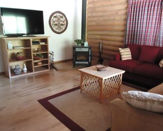 Stunning Views in Charming Sedona Log Cabin, Close to Oak Creek!! - Sedona - Living room
